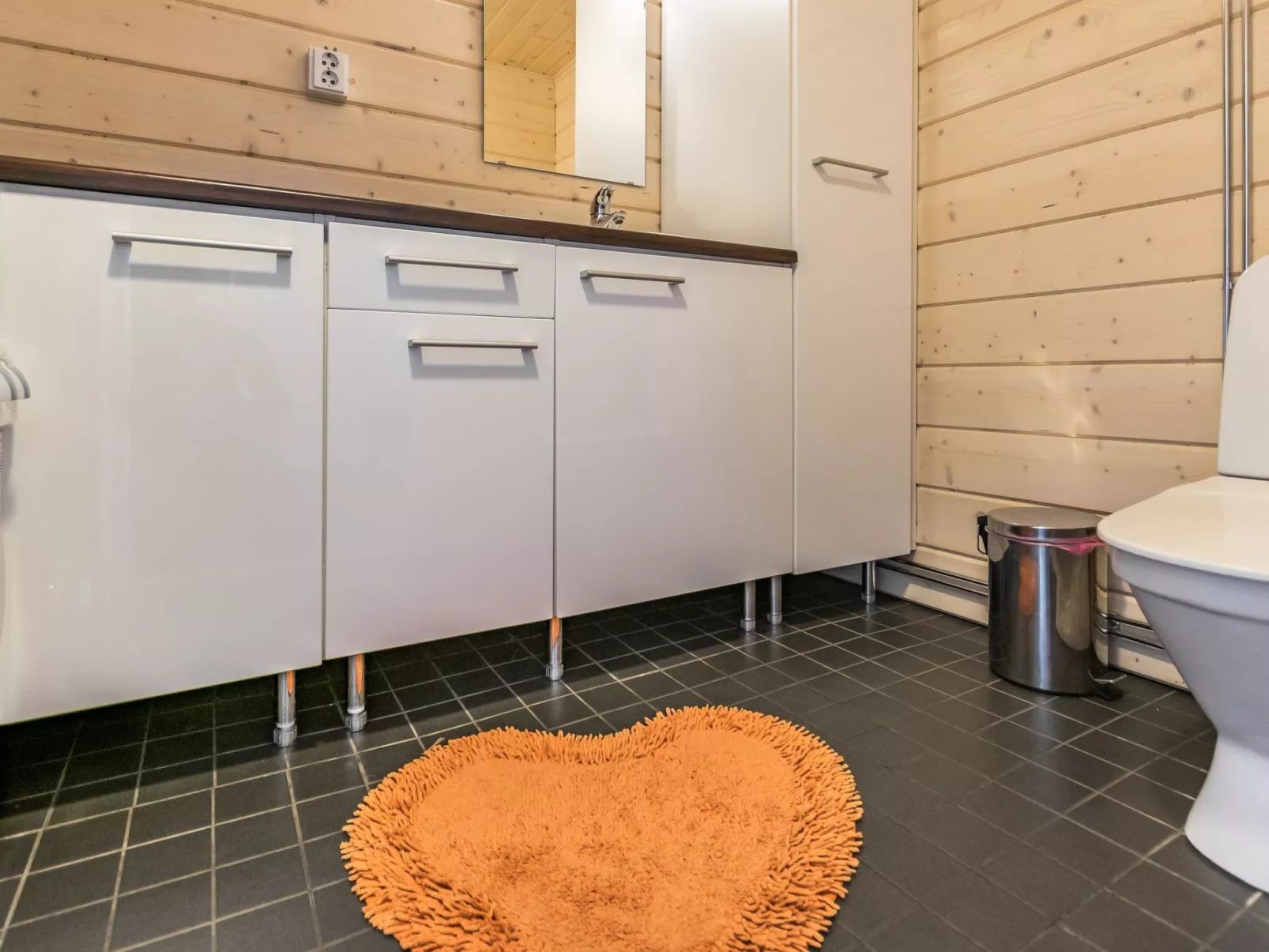 Hallan karhu c, paritalo-Dedans