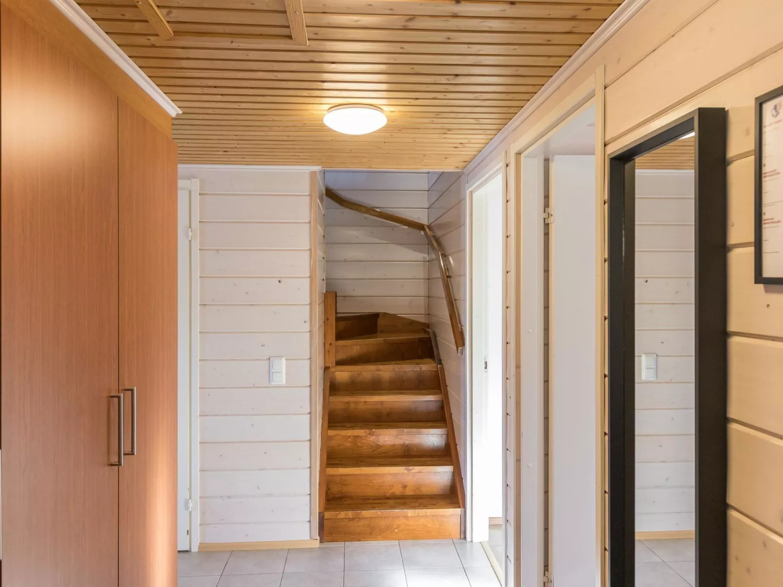 Hallan karhu b, paritalo-Inside