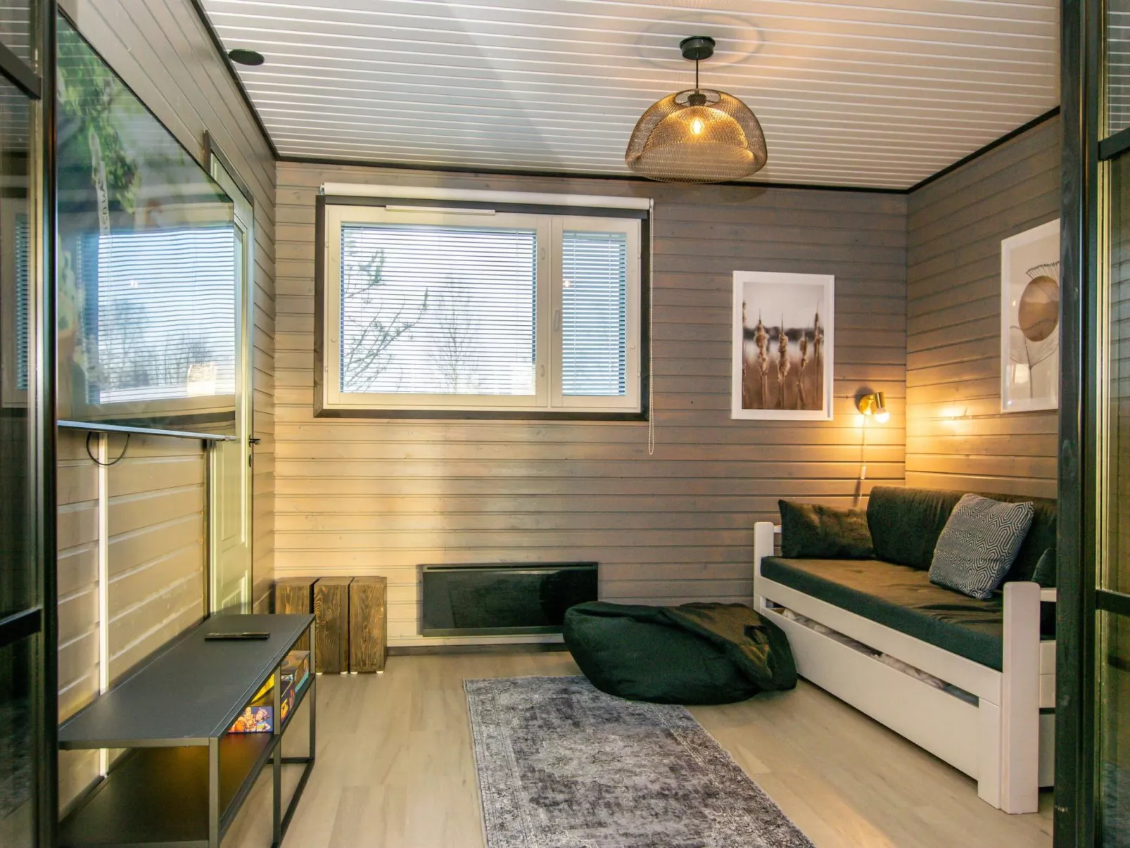 Aurinkopaikka-Dedans