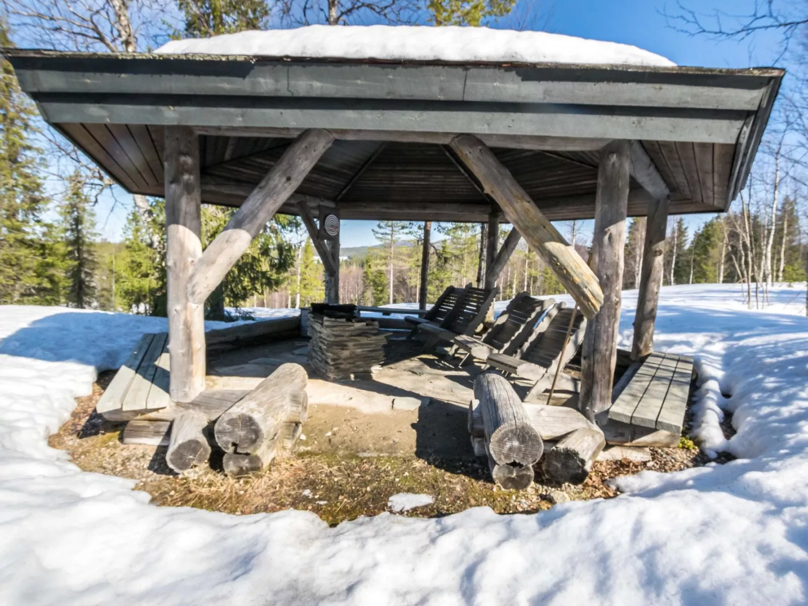 Mustalampi 5 satakieli-Dedans