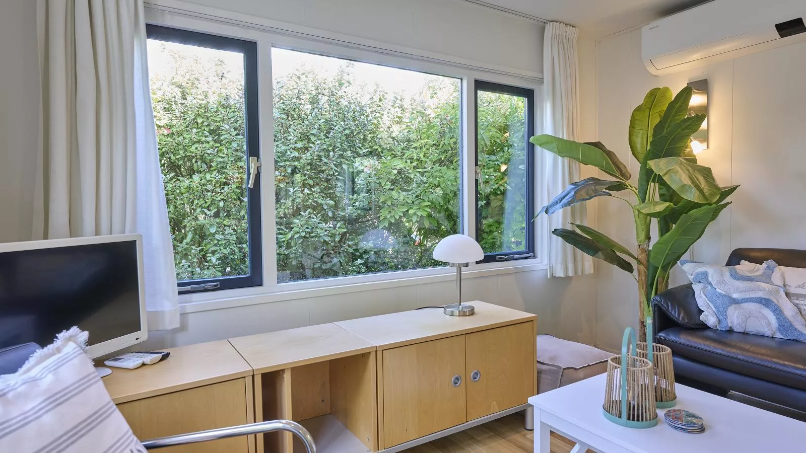 Chalet Sea Birds-Living room