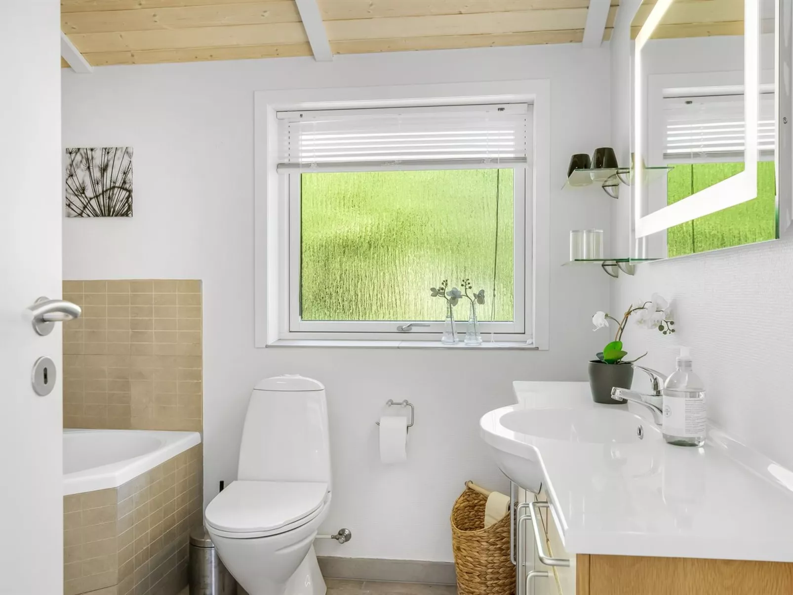 "Atti" - 500m to the fjord-Drinnen