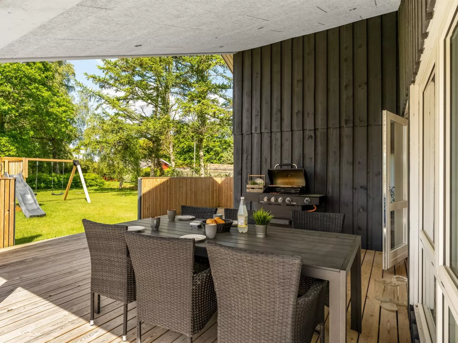 "Ebertine" - 740m to the fjord-Outside