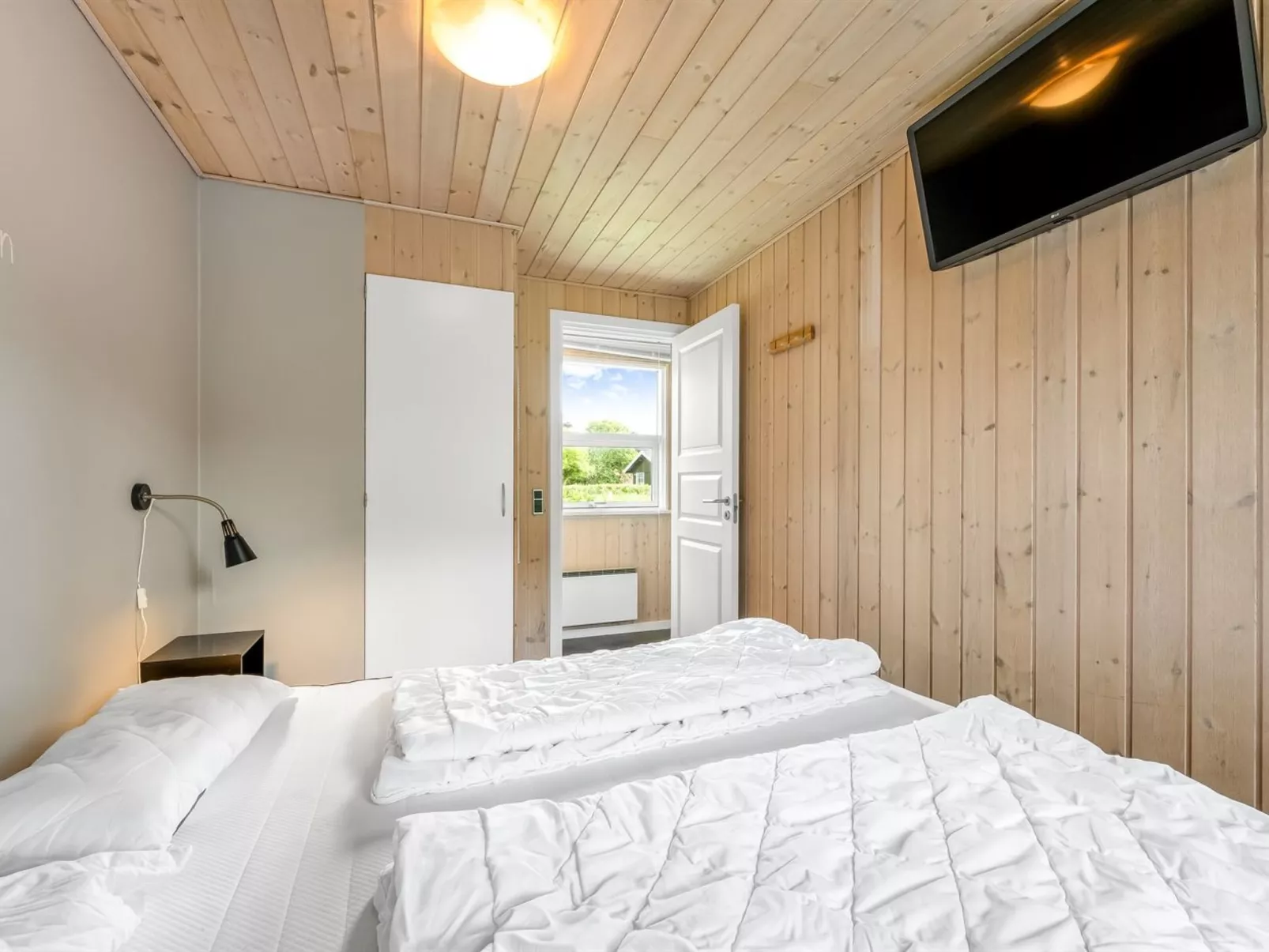 "Mina" - 600m to the fjord-Drinnen