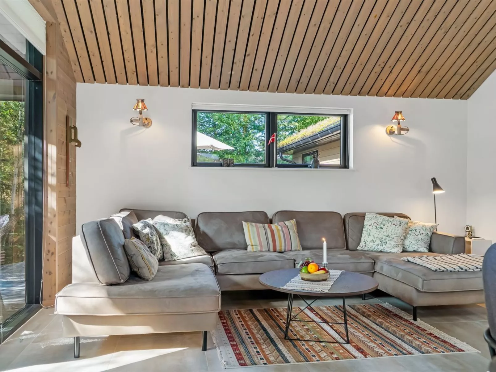 "Arbnora" -  from the sea-Dedans