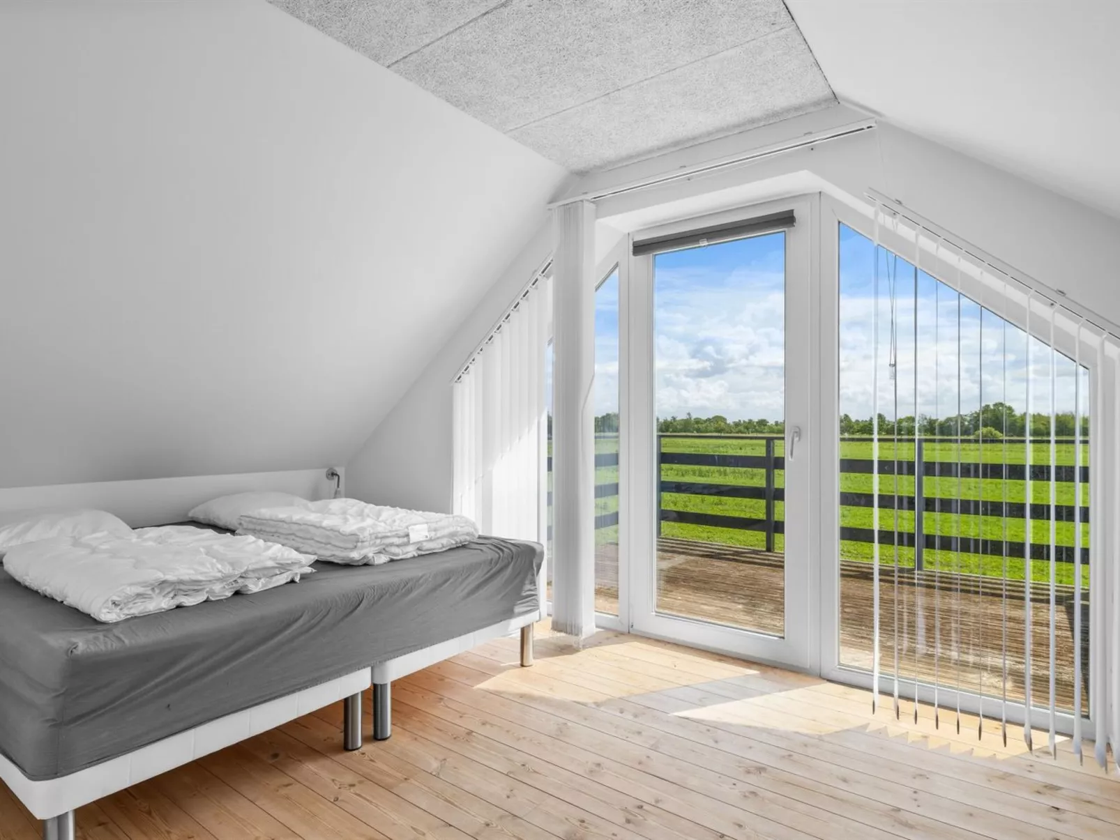 "Ung" - 460m from the sea-Inside