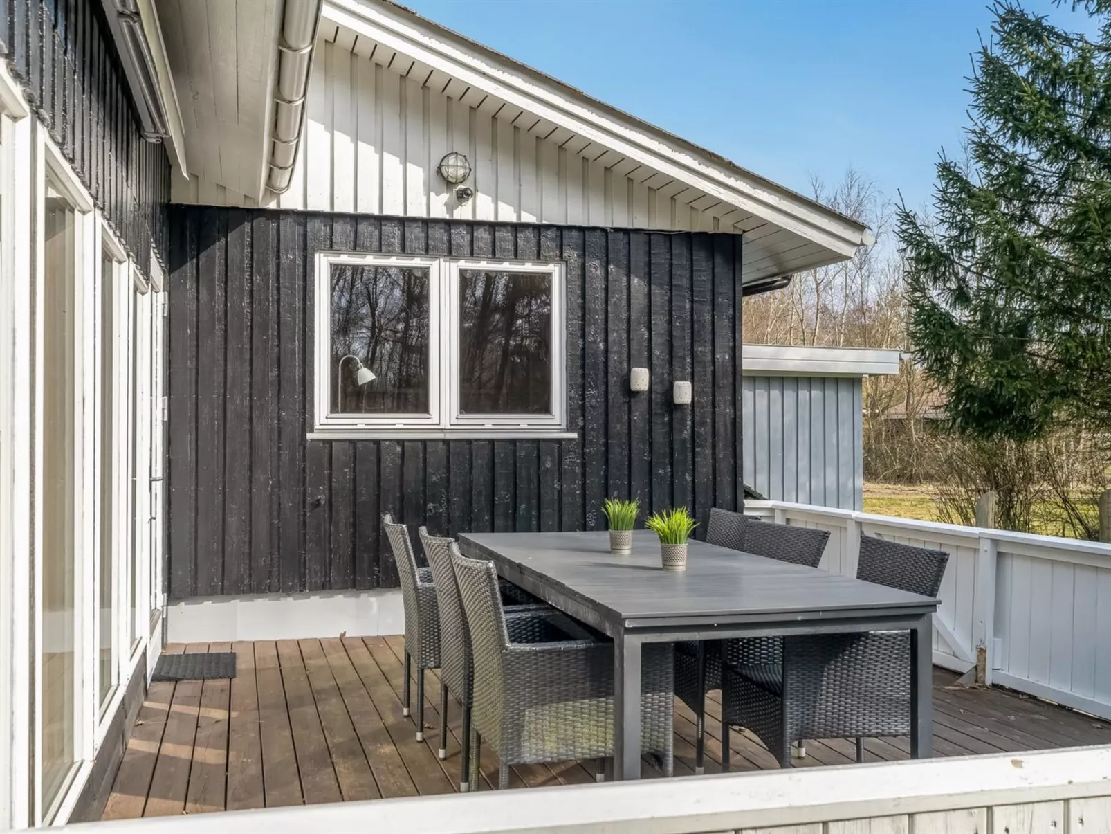 "Iris" - 200m to the fjord-Outside