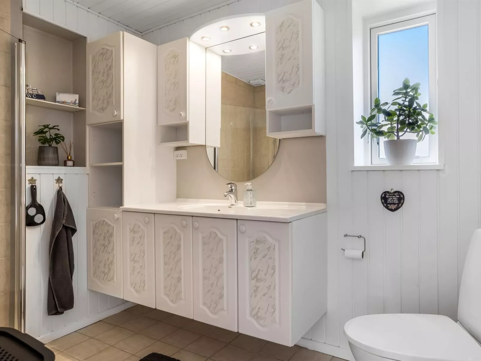 "Tecumseh" - 300m from the sea-Drinnen