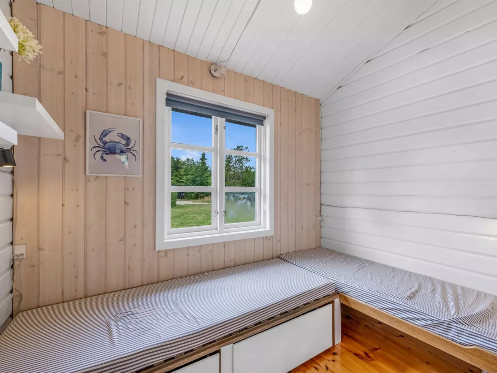 "Blesse" - 500m to the fjord-Drinnen