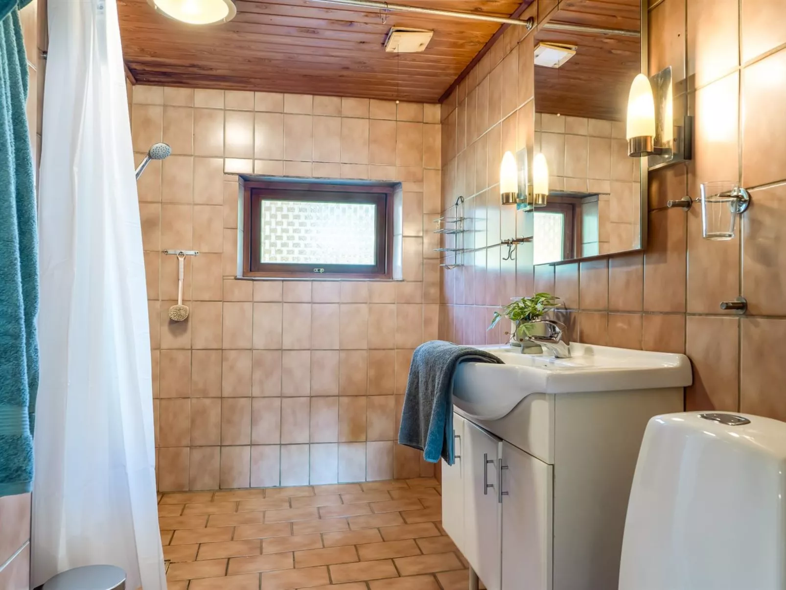 "Eiko" - 400m to the fjord-Inside