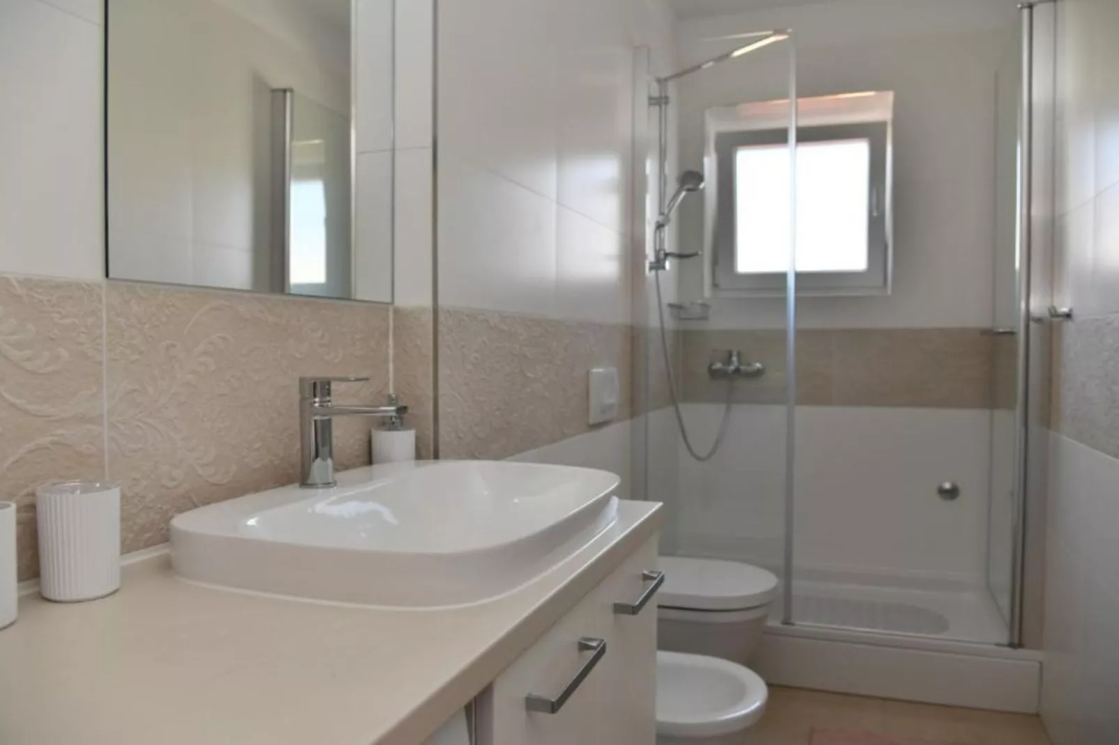 Two Bedroom Apartment with Balcony &  Garden View-Salle de bain