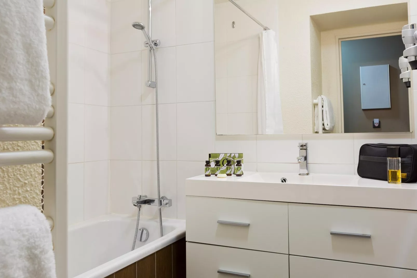 1-Bedroom Apartment - LA RESERVE-Bathroom