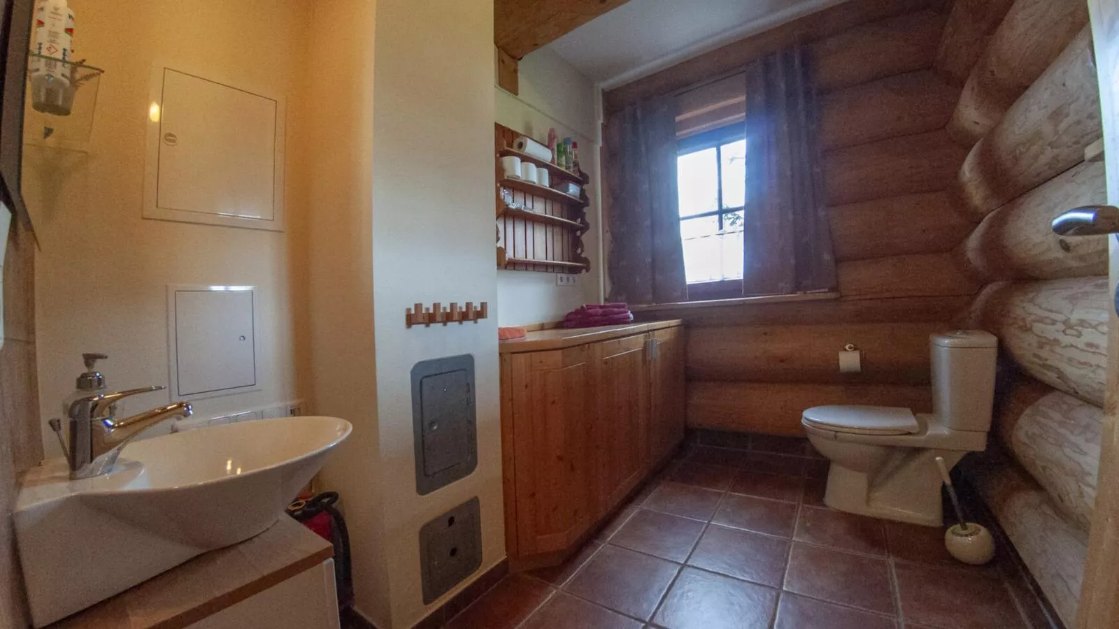Naturstammhaus-Badezimmer