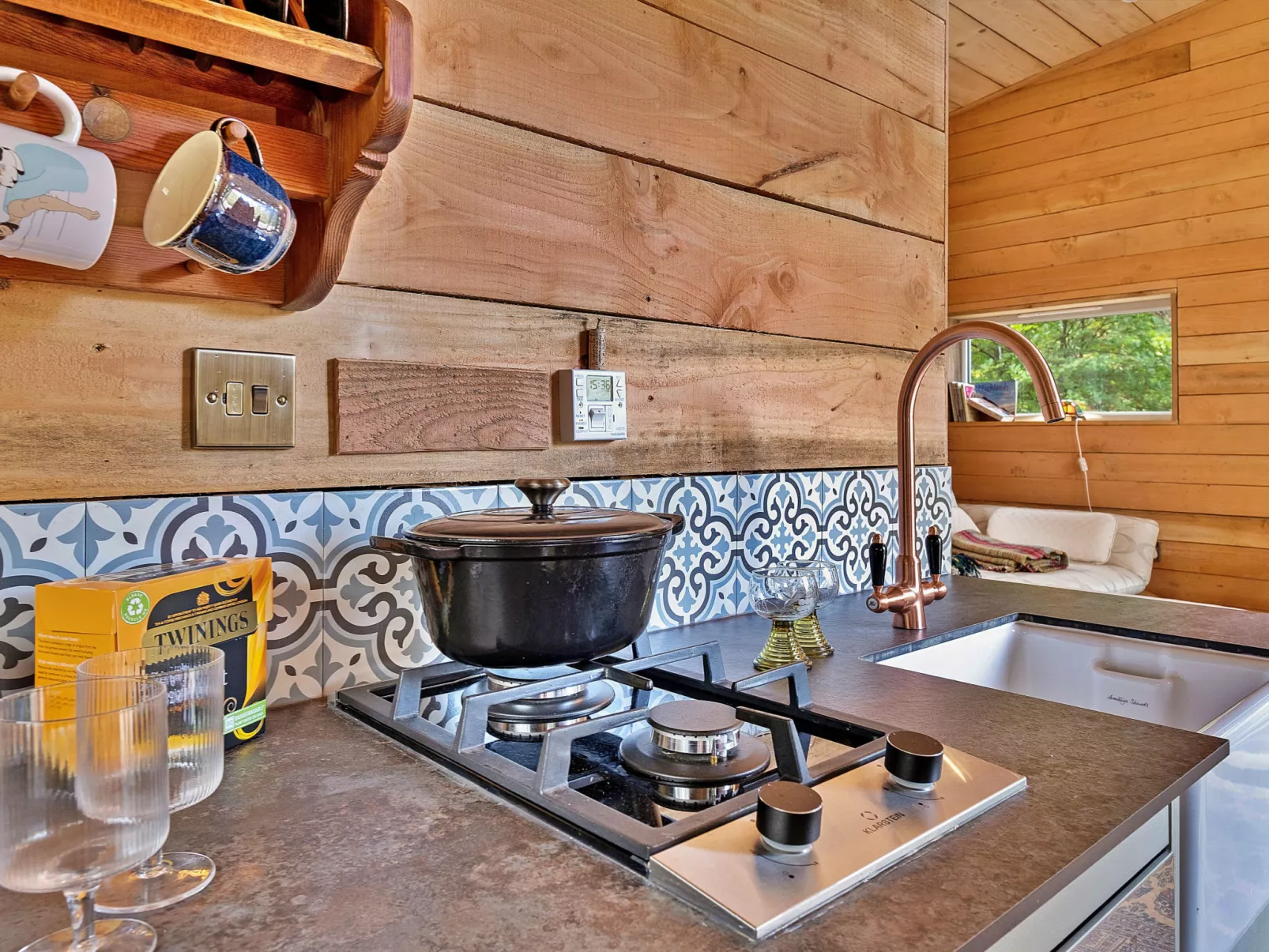 Cosagach Falls Cabin-Dedans