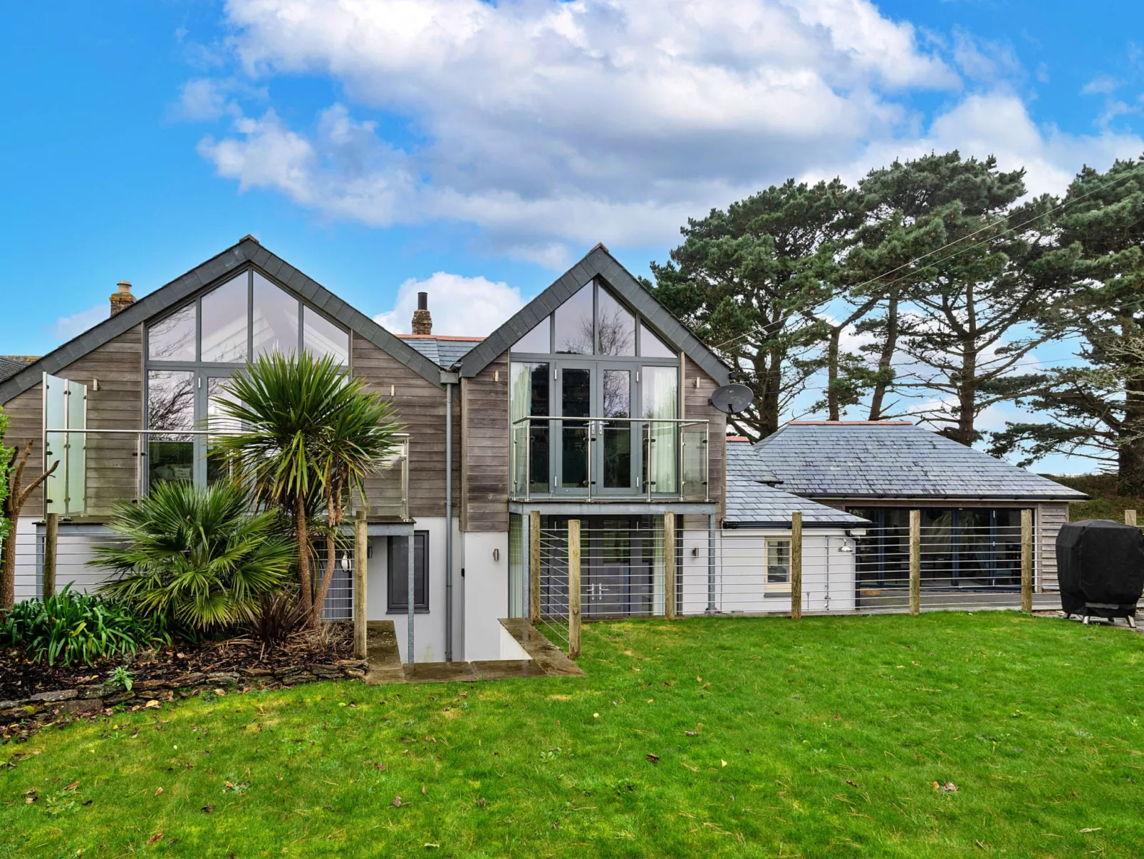 Dingles Cottage-Draußen