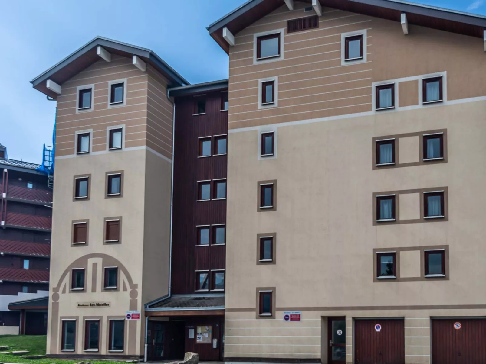 Les Sitelles-Outside