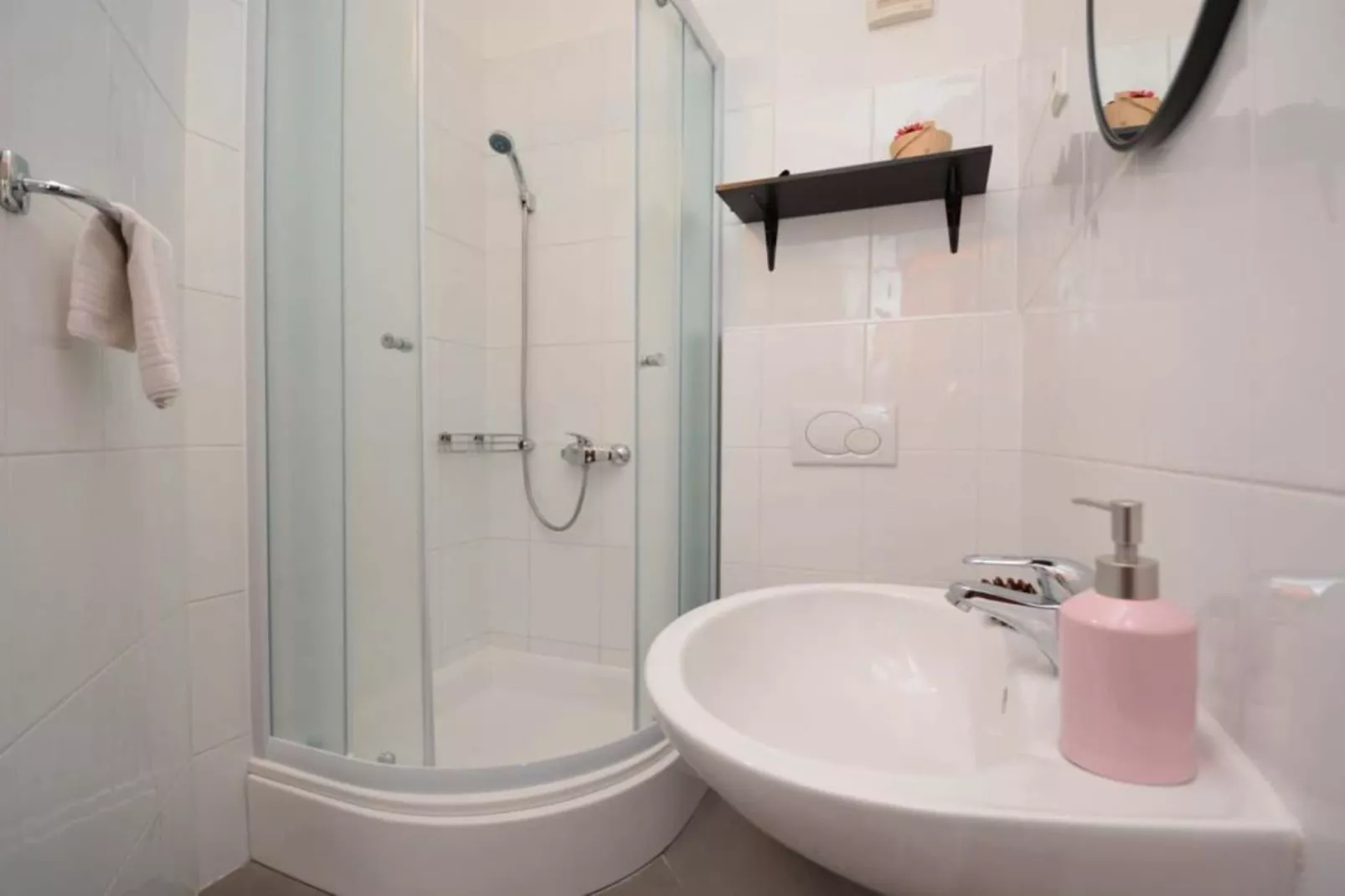 Two-Bedroom Apartment (Maslina)-Badezimmer