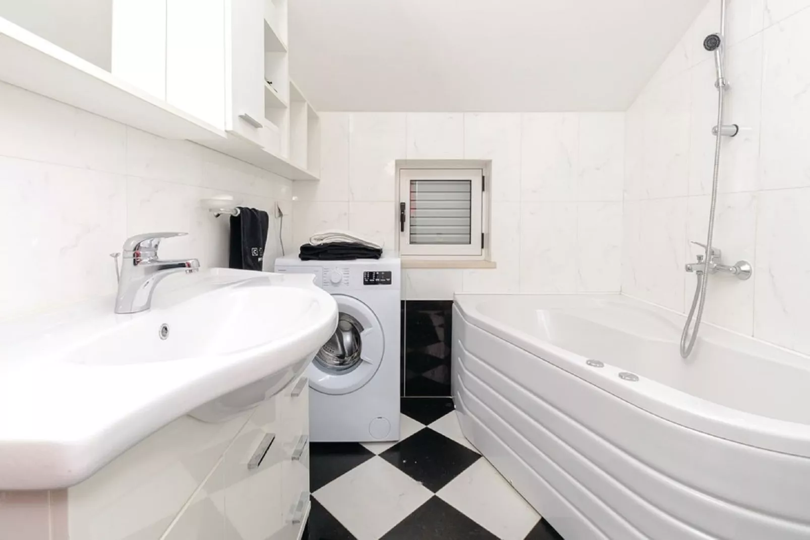 Three Bedroom Apartment with Pool-Badezimmer