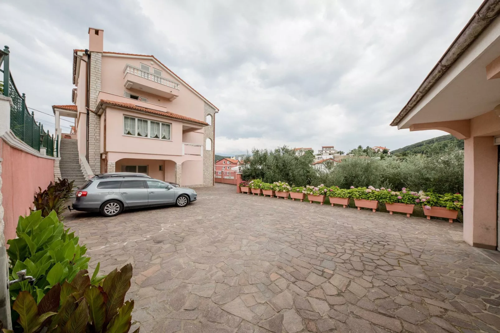 Guest House Villa Anggela - Triple room with Balcony and Garden View (Br.5)-Outdoor