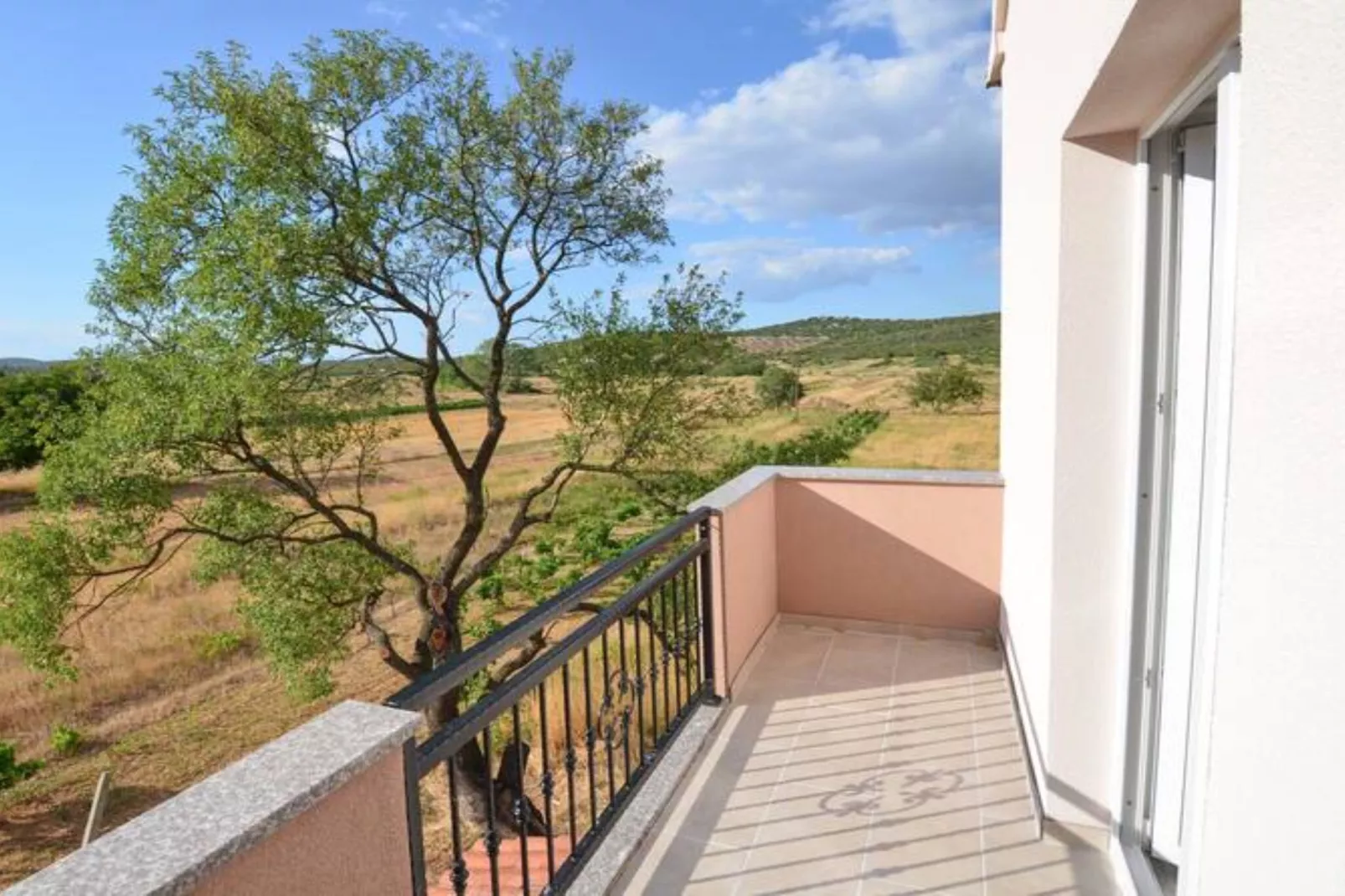 Villa With Pool-Terrasse/Balkon