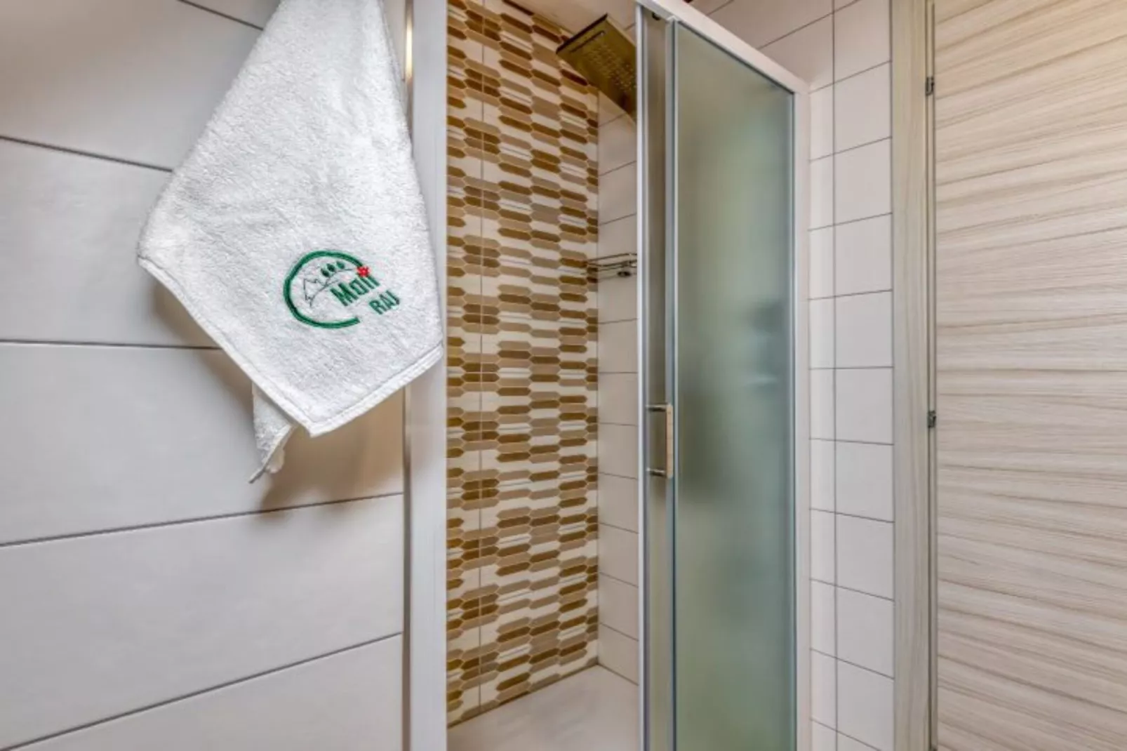 Four Bedroom Holiday House Mali Raj with Pool-Badezimmer