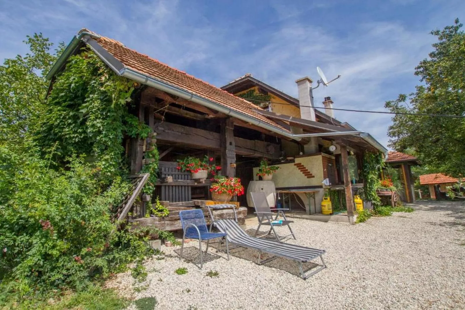 Rustic Charm Cottage Country House with Sauna - Five Bedroom  Holiday Home with Sauna