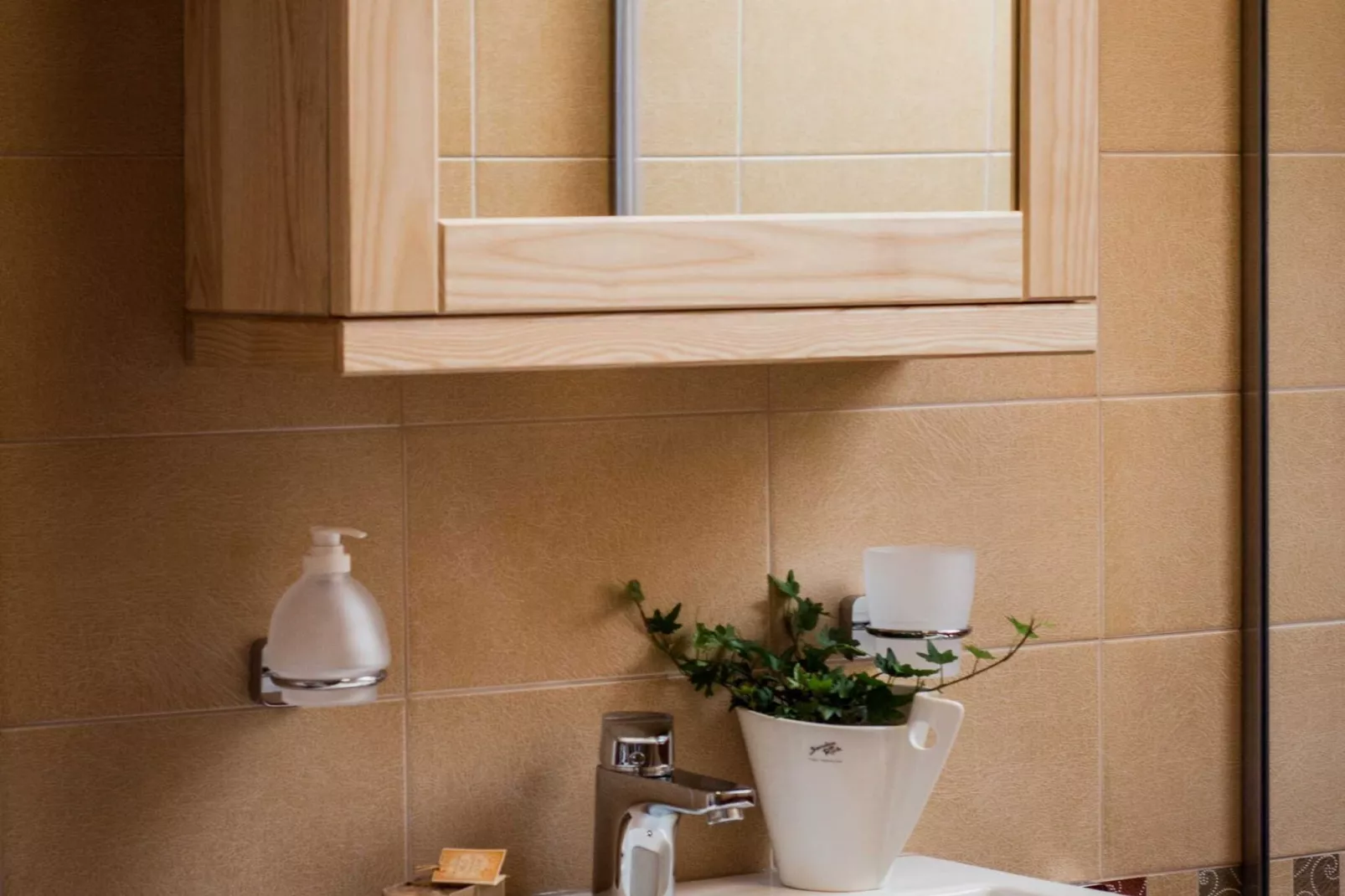 Riverside Pines Luce Apartments with Balcony - Studio Apartment with Balcony-Badezimmer