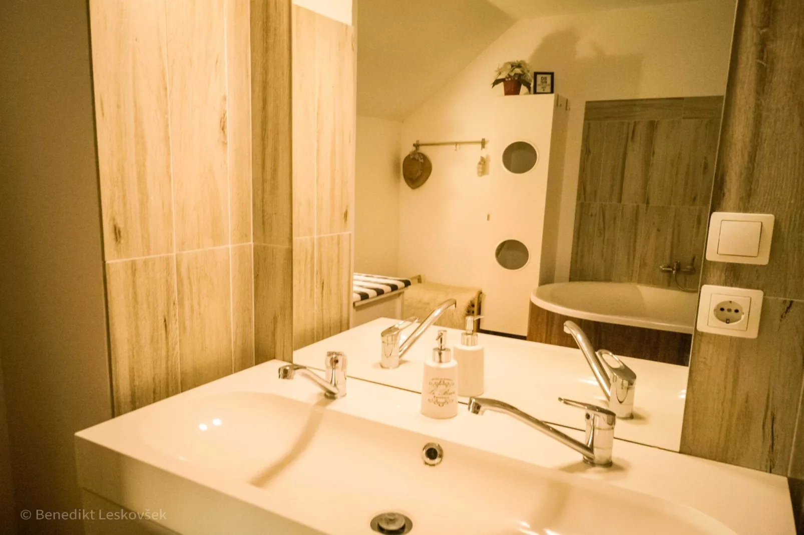 Rustic Refuge Glamping with Hot-Tub and Sauna - Two Bedroom Apartment with Terrace-Bathroom