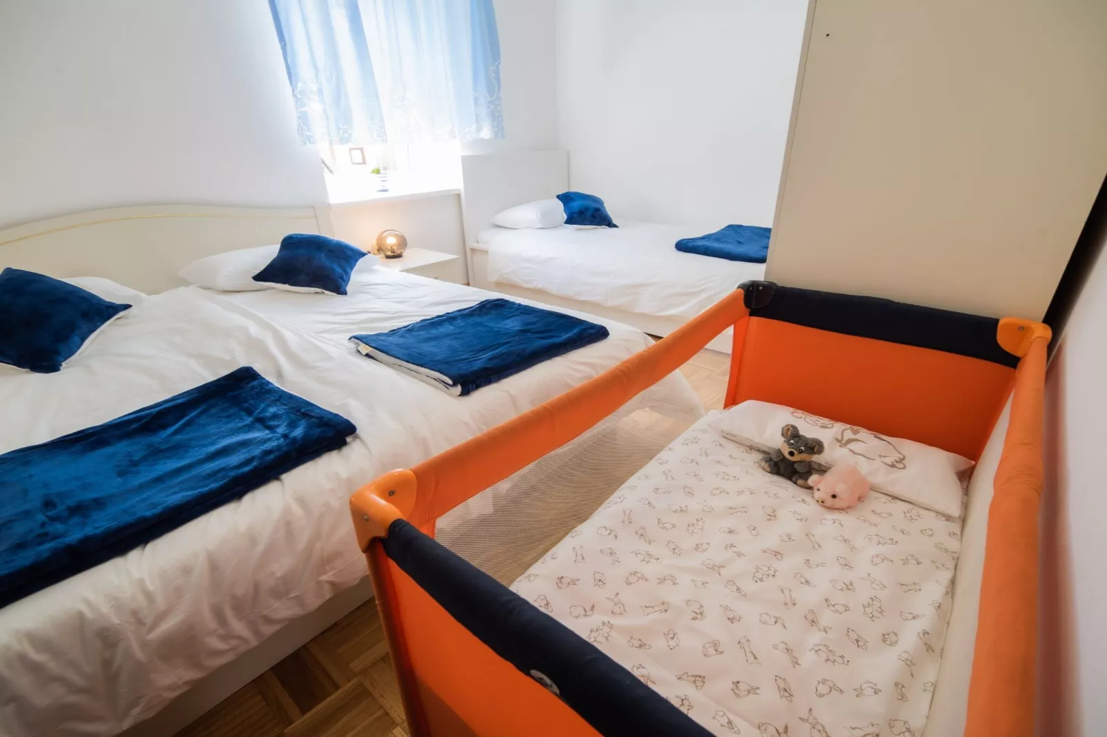 Mountain View Haven Apartments - Two Bedroom Apartment with Balcony-Schlafzimmer