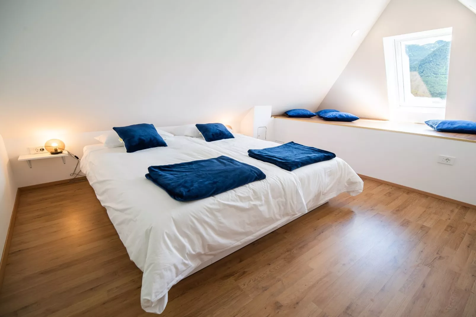 Mountain View Haven Apartments - One Bedroom Apartment  with Balcony-Schlafzimmer