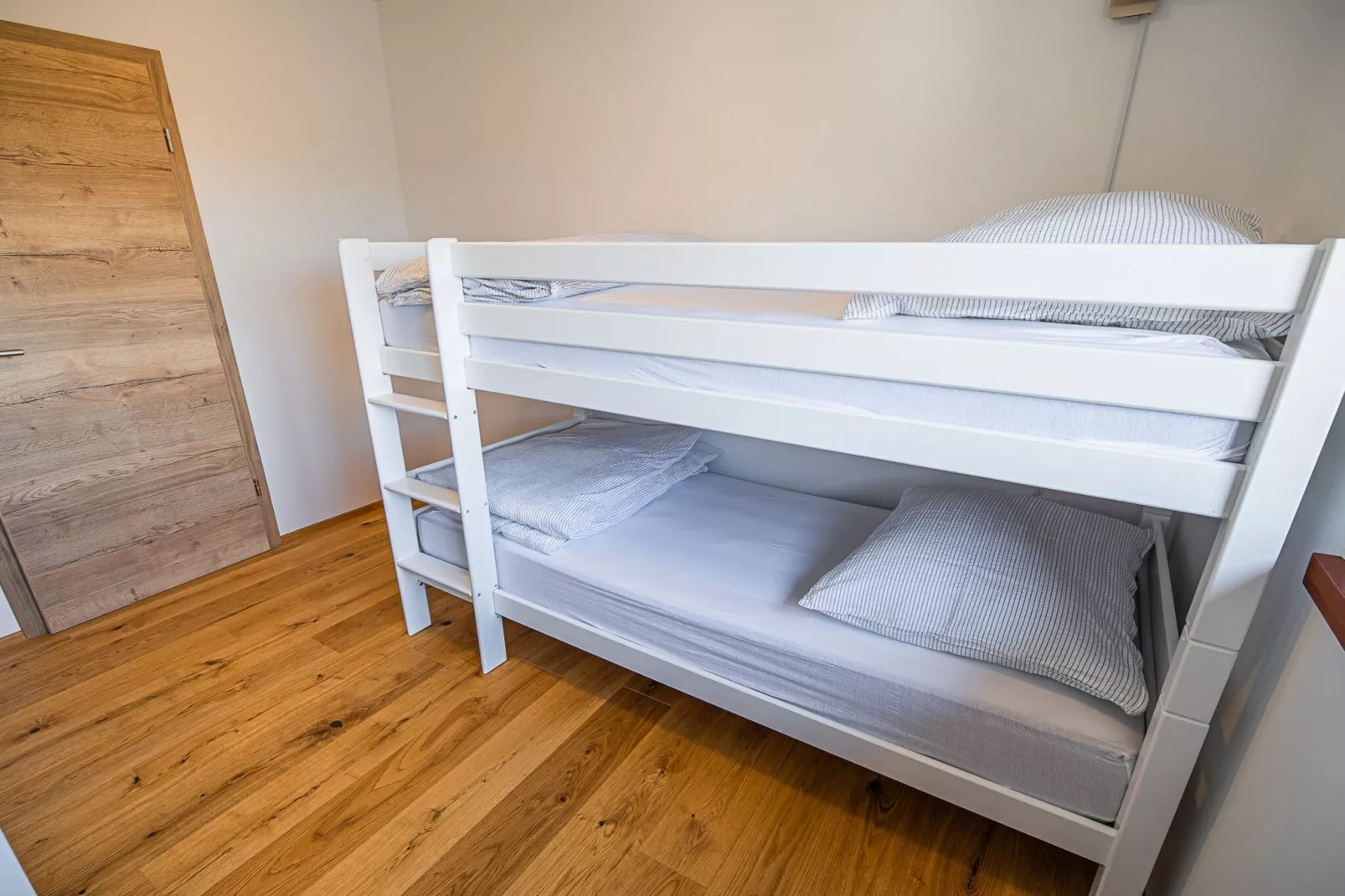 Serene Hollow Holiday Home with Mountain View - Two Bedroom Holiday Home with Mountain View-Chambre