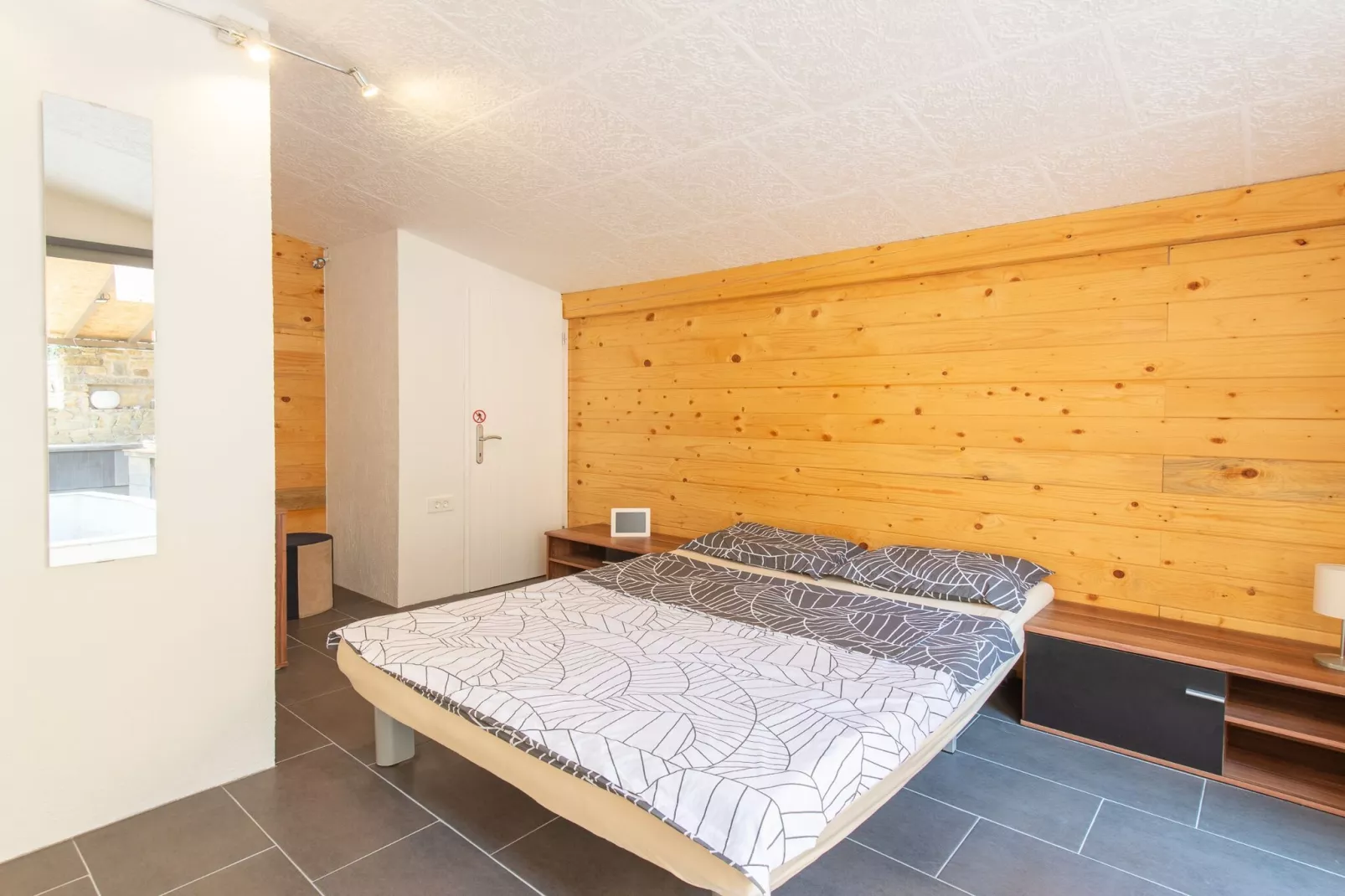 Family-Friendly Serene Retreat Holiday Home - Four Bedroom Holiday Home  with Terrace-Chambre