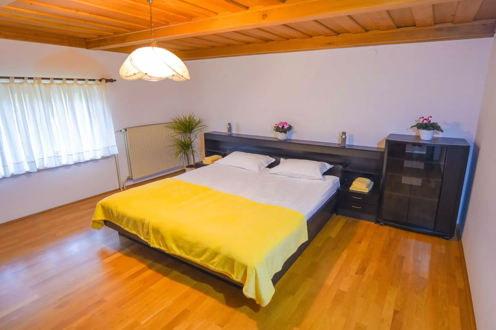 Cozy Luxe Holiday Home with Natural Thermal Bath - Seven Bedroom Holiday Home-Chambre