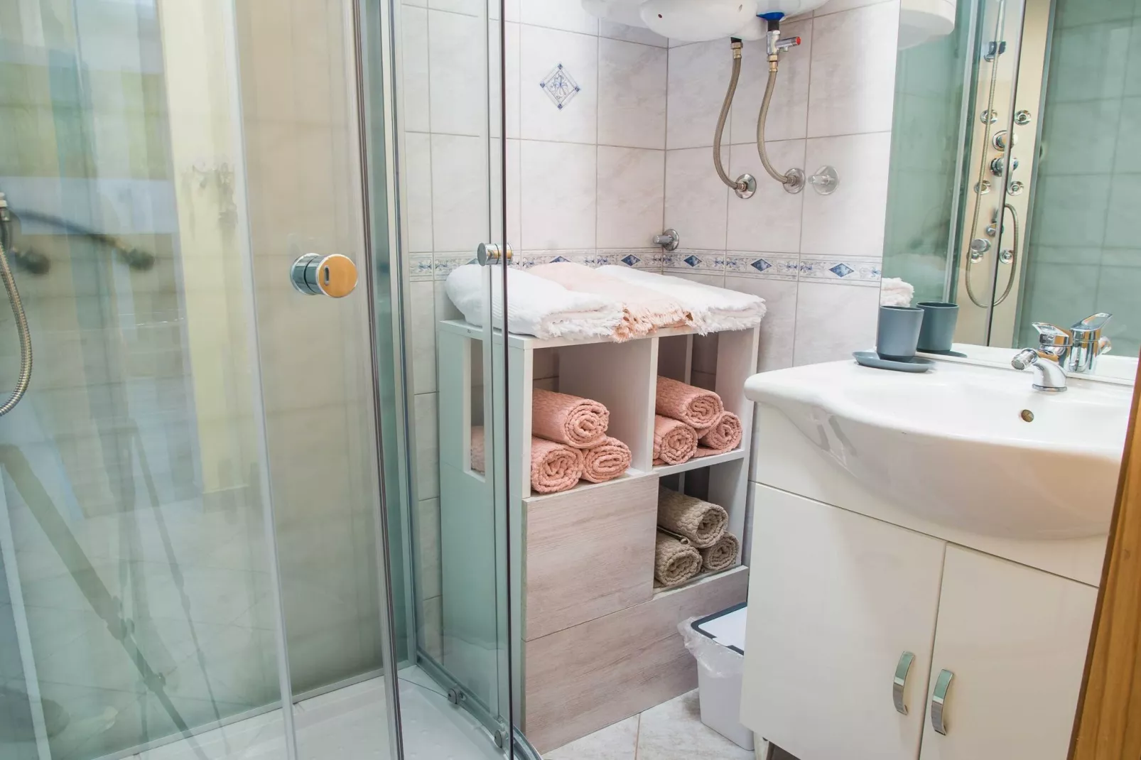 Luce Hilltop Cozy Apartment - Two Bedroom Apartment-Badezimmer