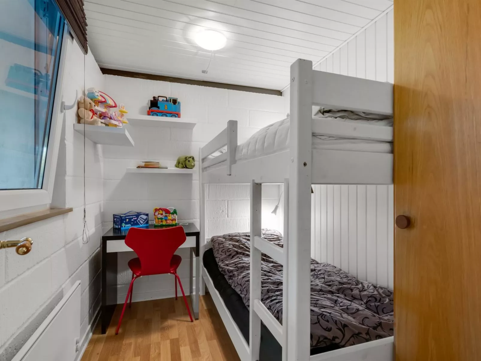 "Sjarlotte" - 400m to the fjord-Inside