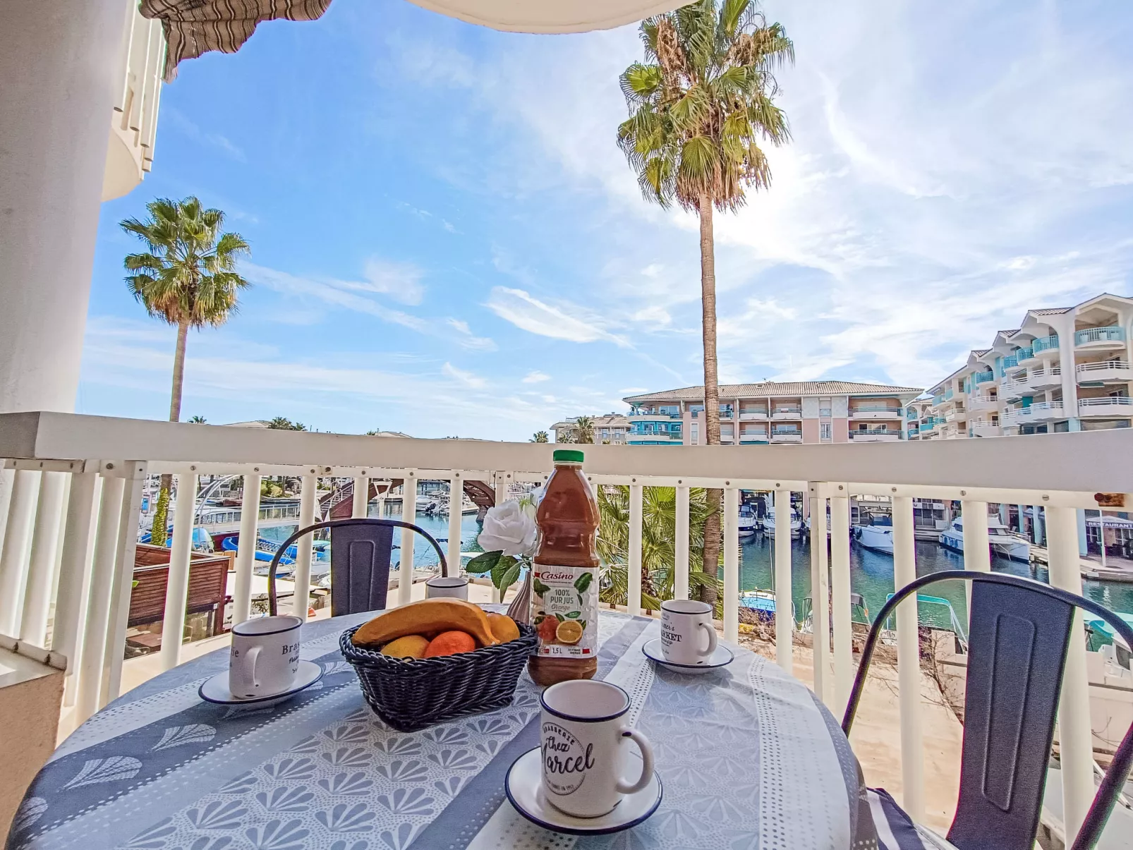 Port d'Attache-Inside