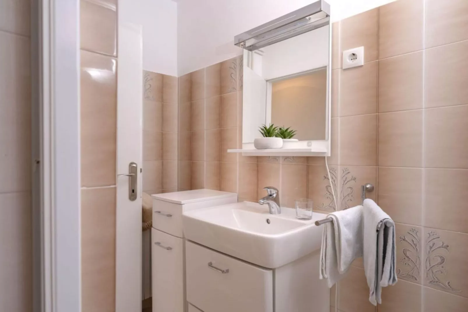 One Bedroom Apartment with Terrace 5-Badezimmer