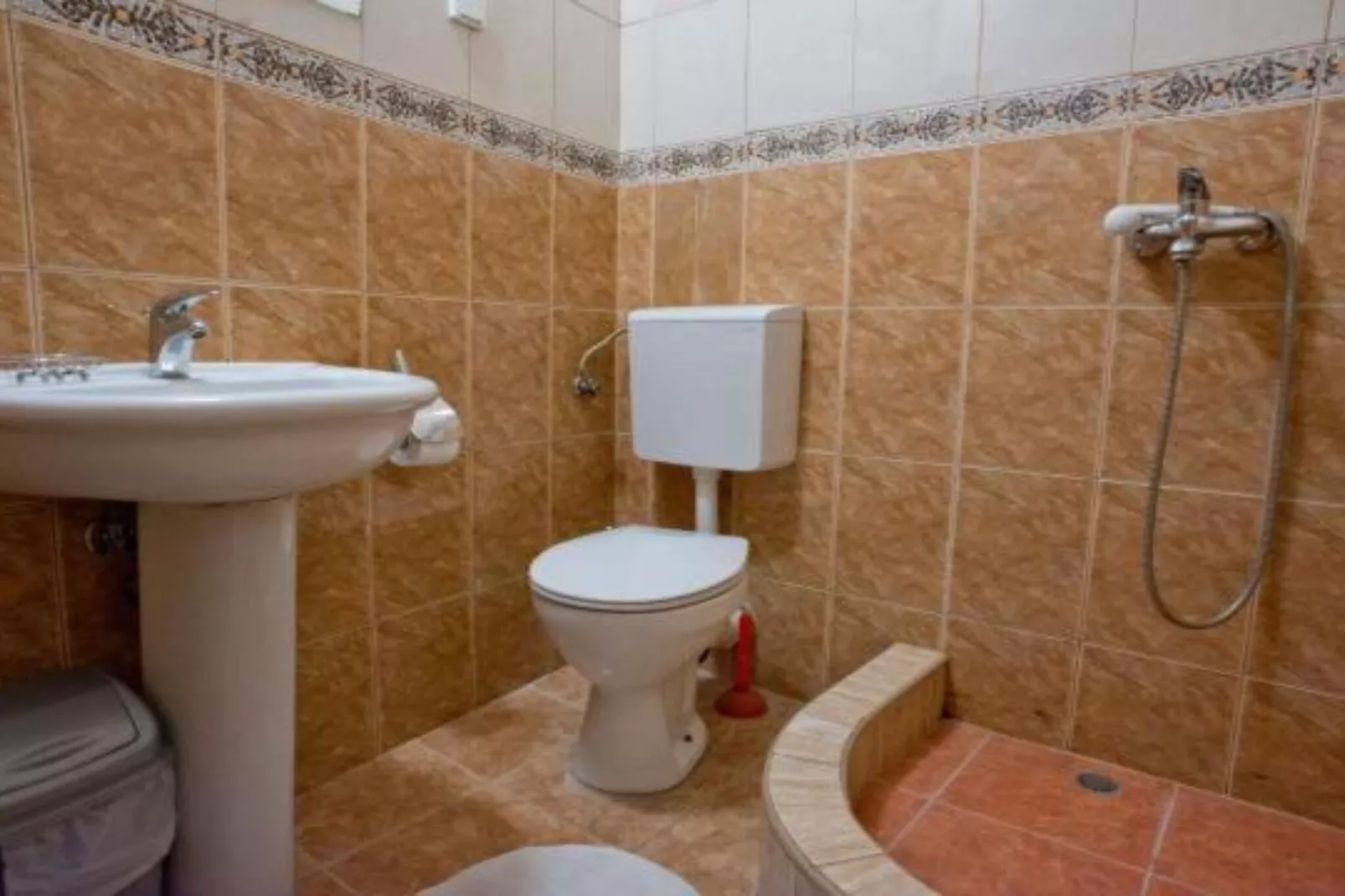 Quaint & Affordable Stay in Budva Traditional Stone House - Family Room 2-Badezimmer