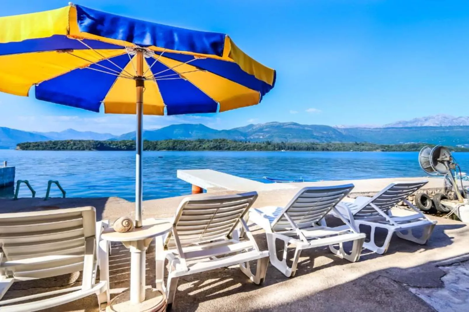 Beachfront Escape – Steps from the Crystal-Clear Sea - One Bedroom Apartment 2-Ambiente