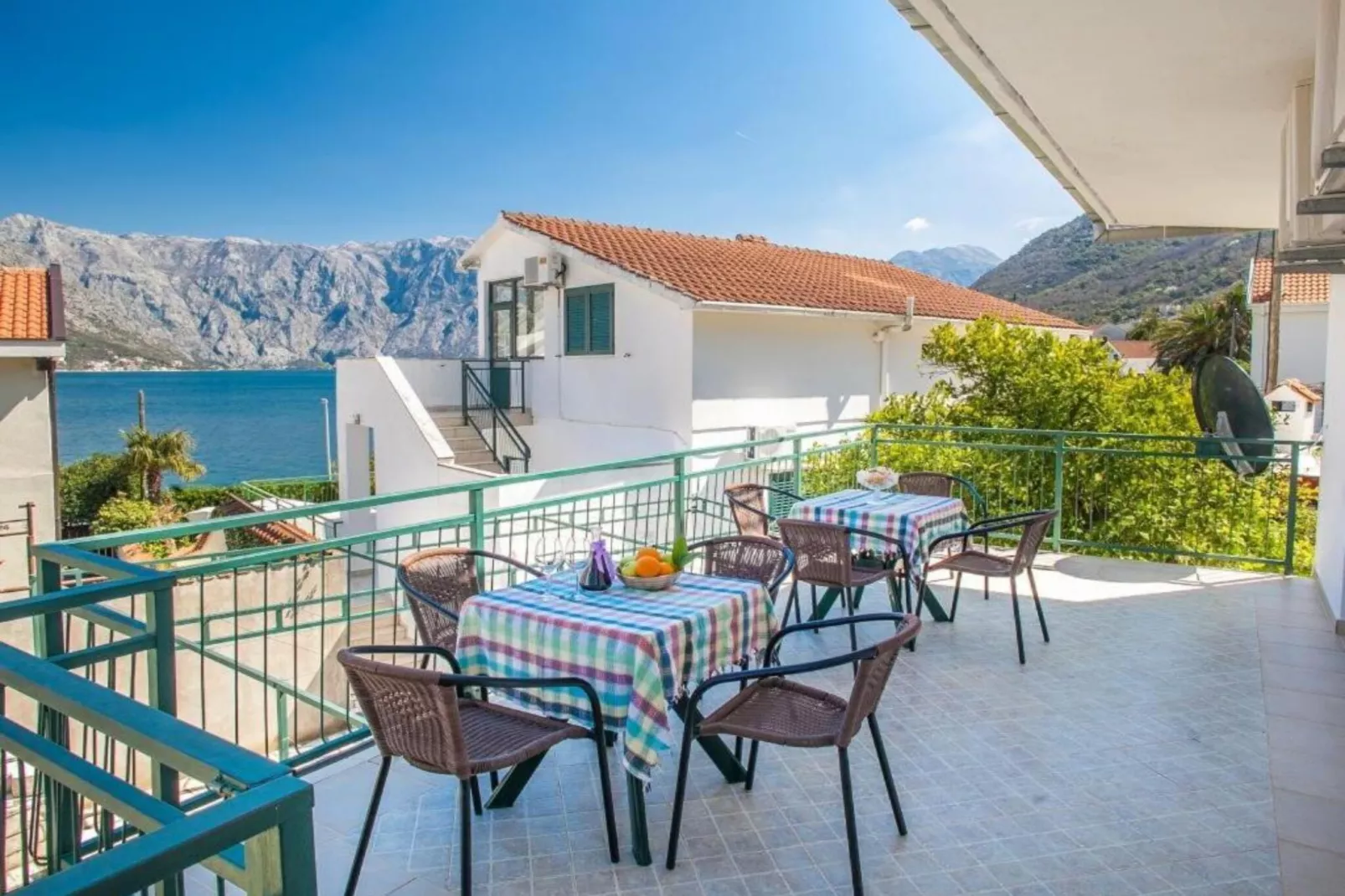 Charming Seaside Escape in Kotor - One Bedroom Apartment with Sea View 2-Im Freien