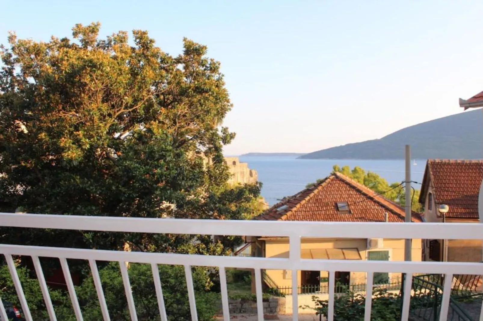 City & Sea Escape – A Perfect Stay in Herceg Novi - Two Bedroom Apartment with Seaview-Terrasse / balcon