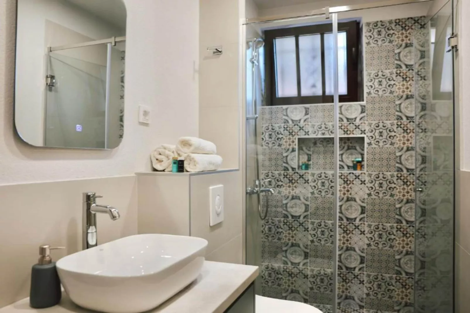 Stylish Apartment with Modern Elegance in Herceg Novi Area - Deluxe One Bedroom Apartment with Terrace-Badezimmer