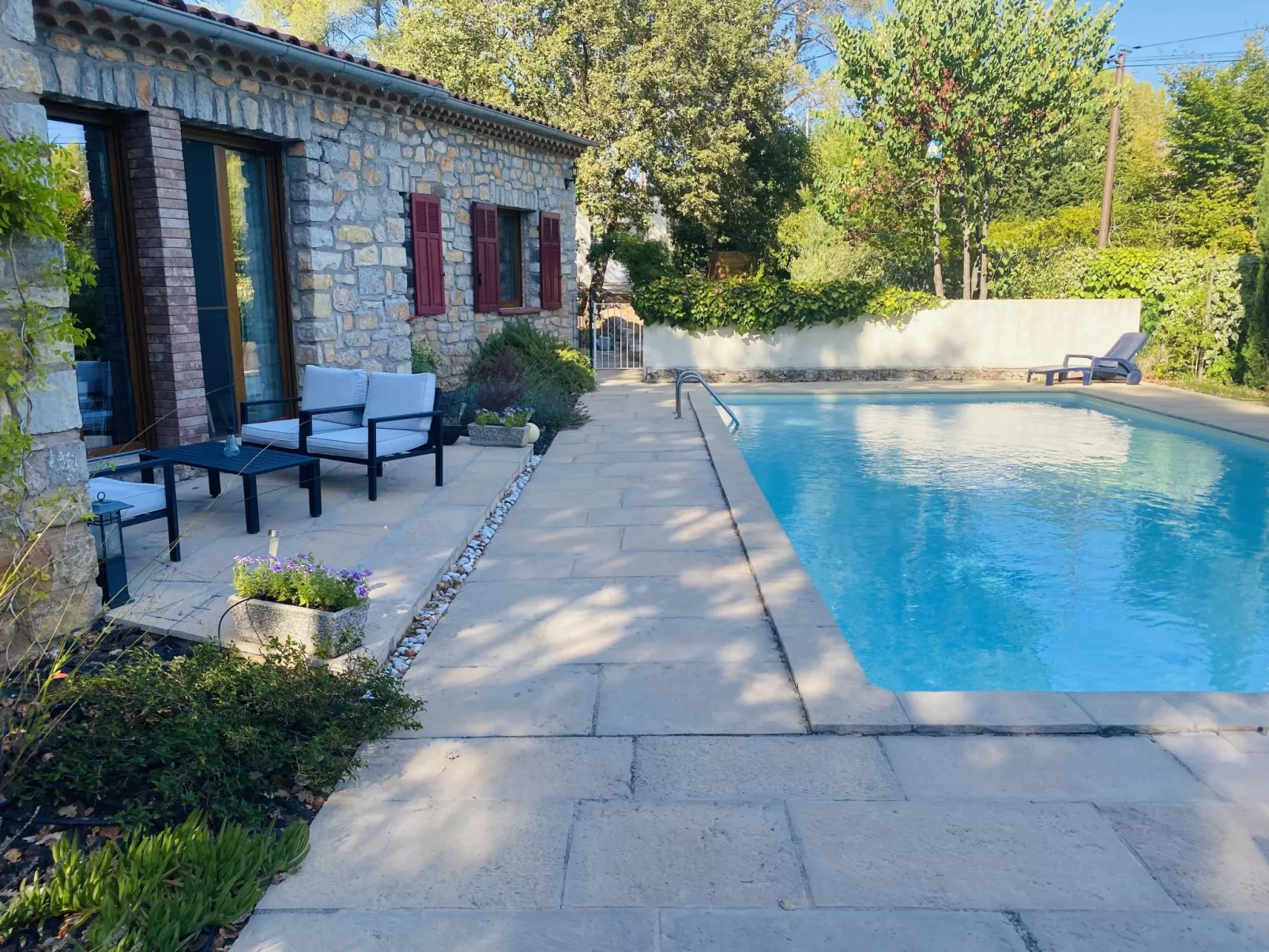 Les Pierres Fleuries-Outside