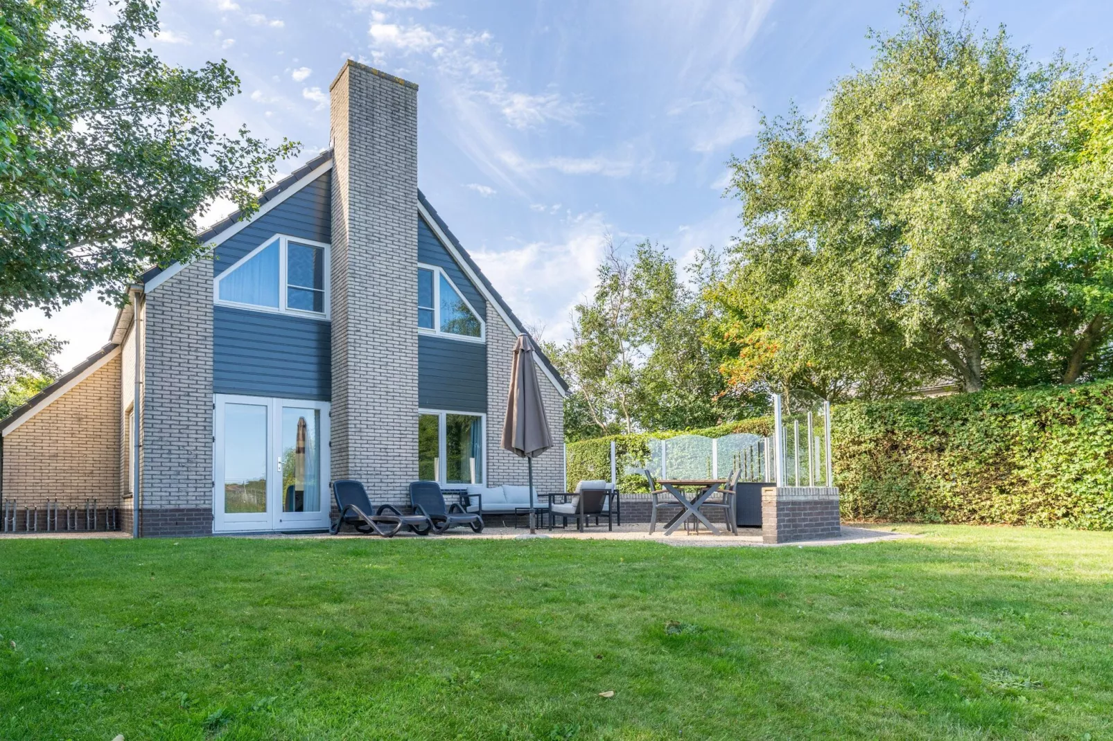 Kamperfoelie 55-Gardens in summer