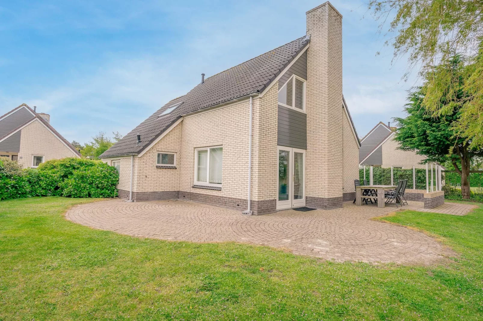 Kamperfoelie 47-Exterior in summer