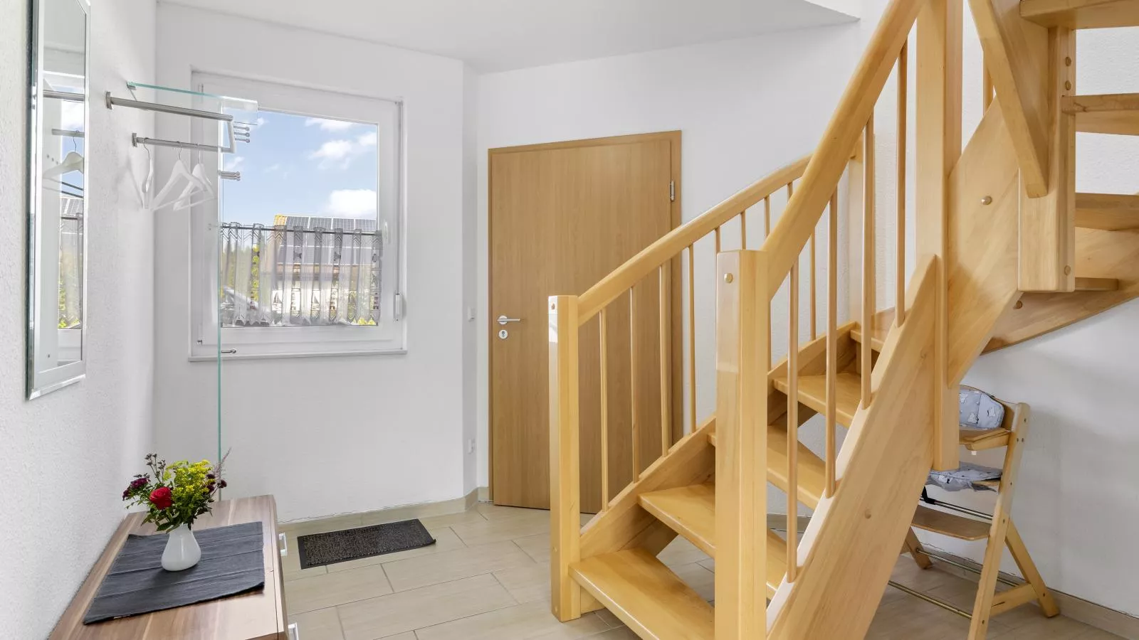 Windflüchter rechts-Empfangshalle