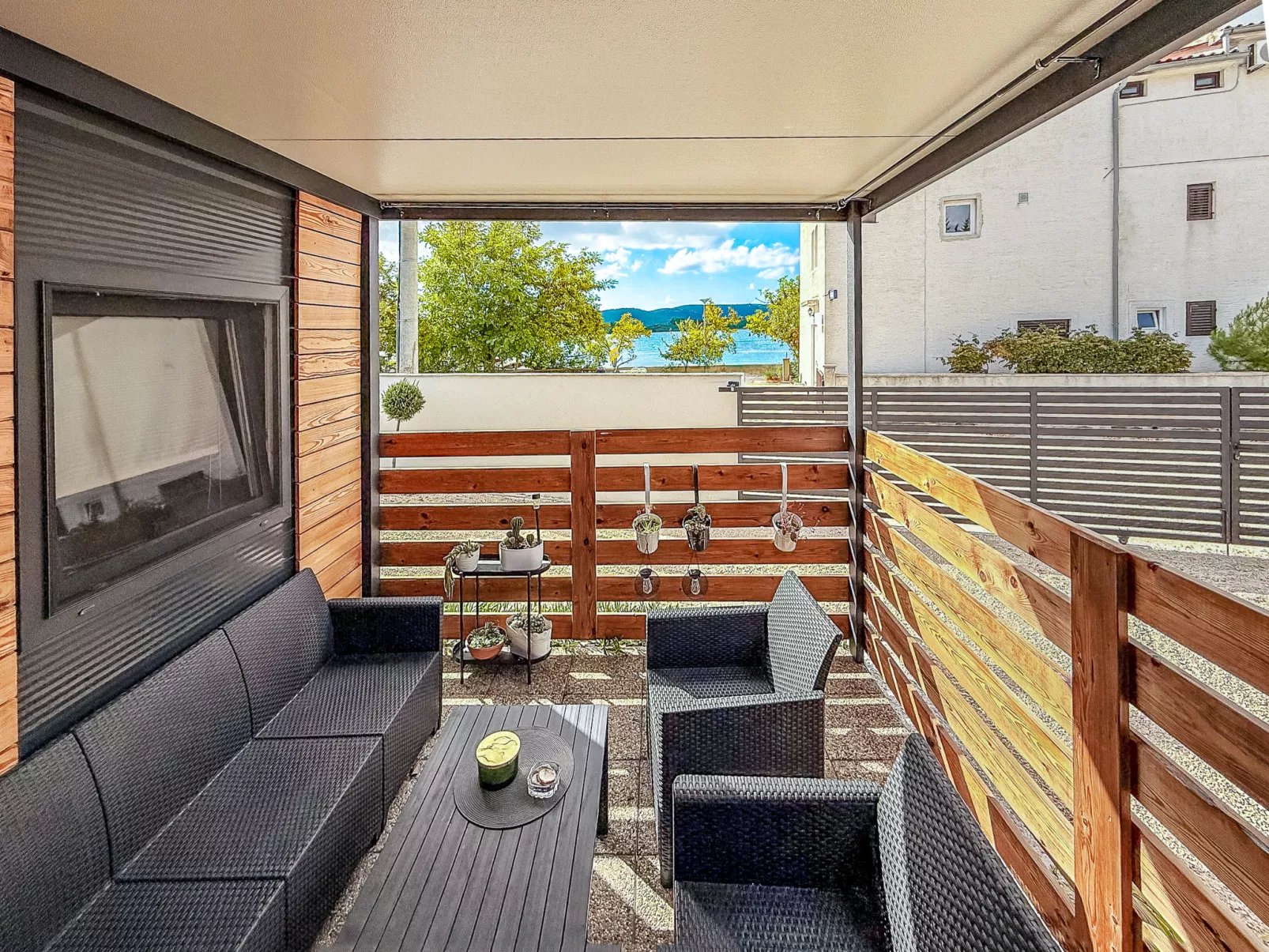 Hosekra Hišica-Outside