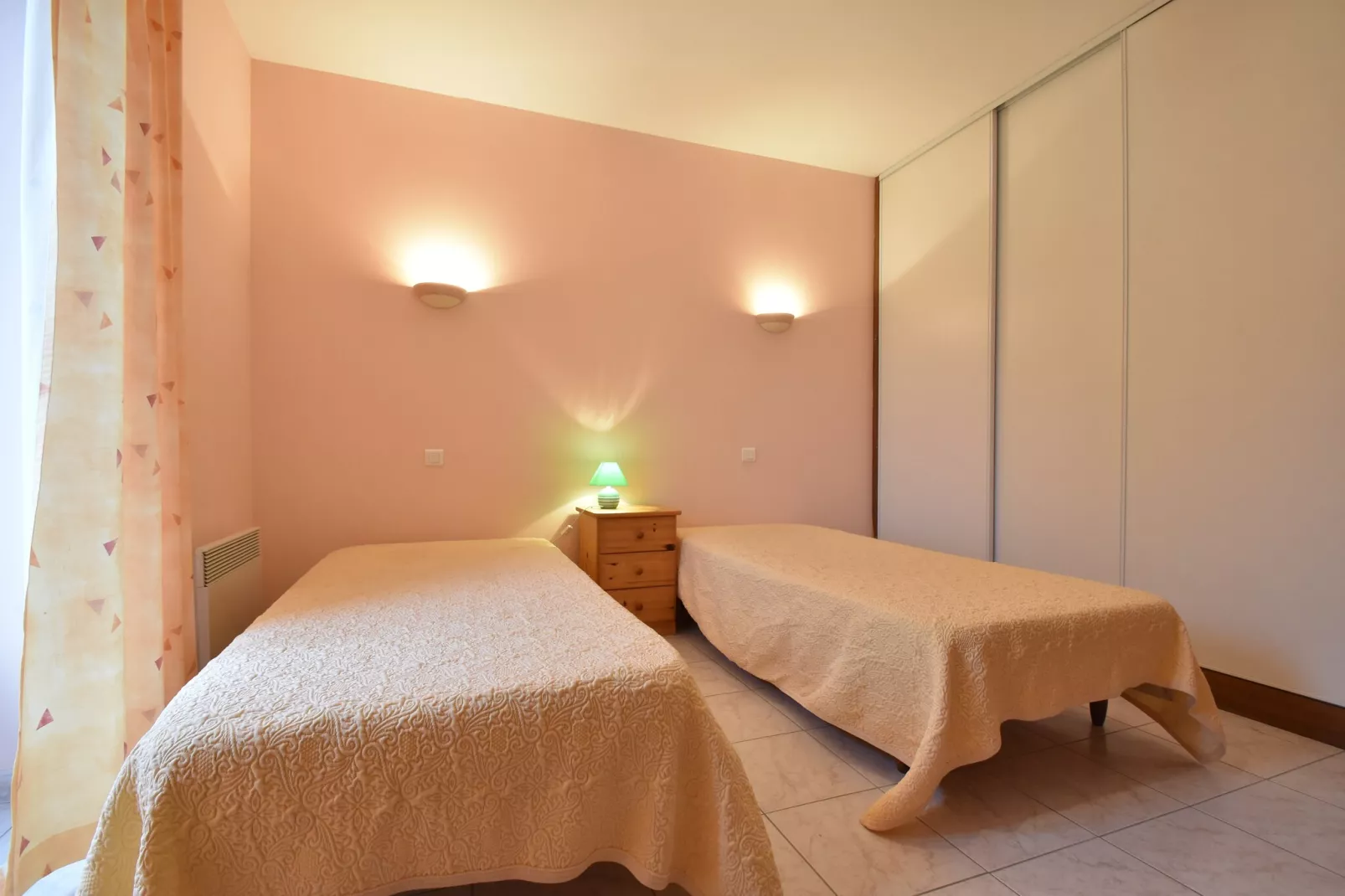 Maison de vacances Besse Les Vitarelles 6p-Bedroom