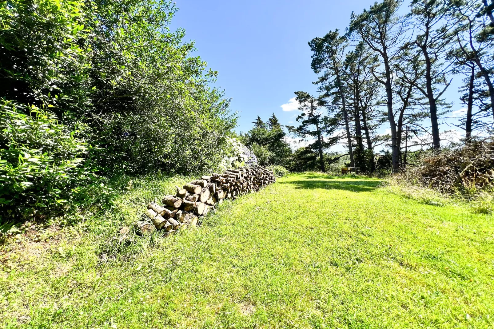 Doppelhaushälfte in Milizac-Gardens in summer
