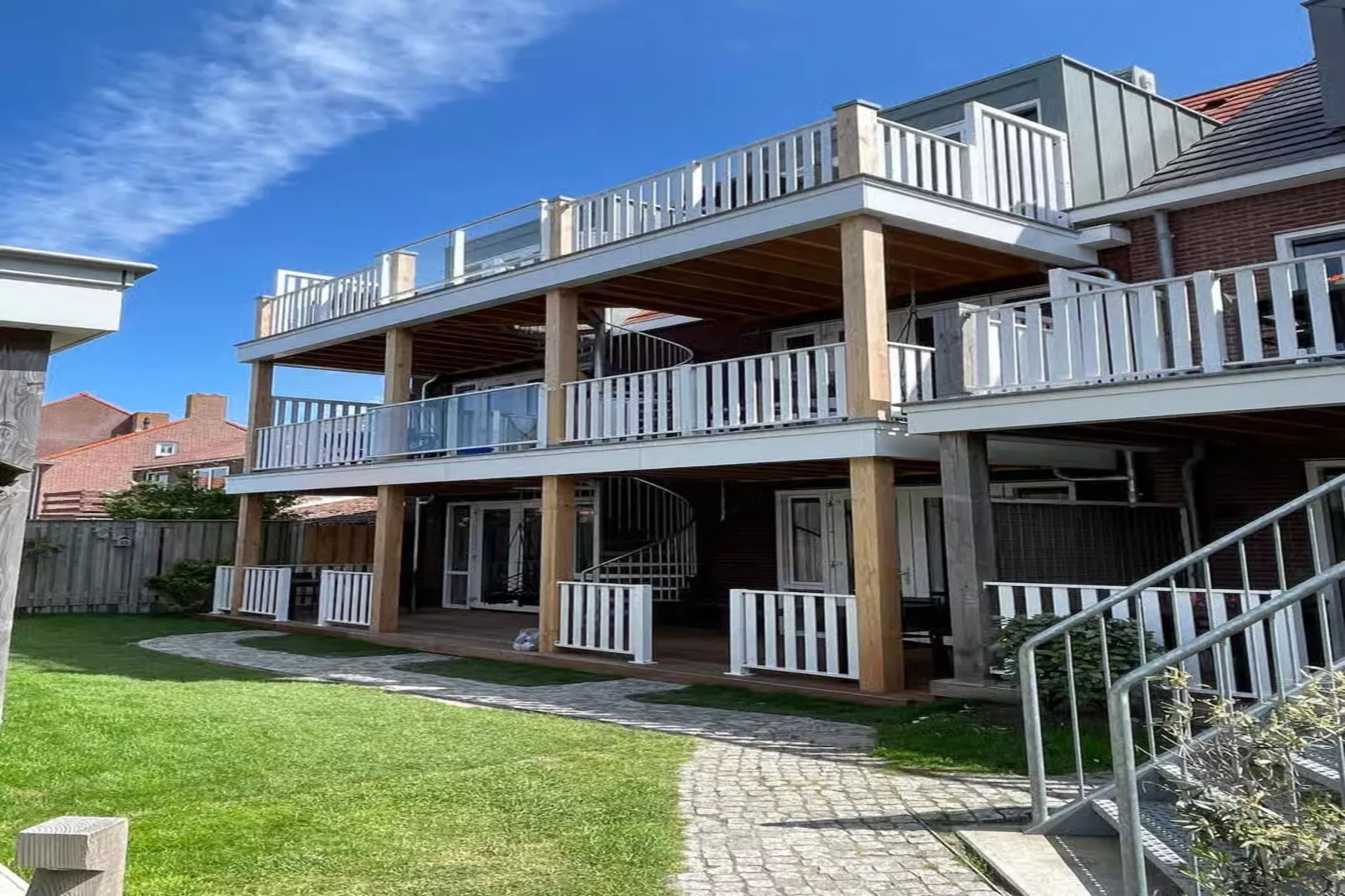 Plein 40 Lodge 14 - New - Gardens in summer